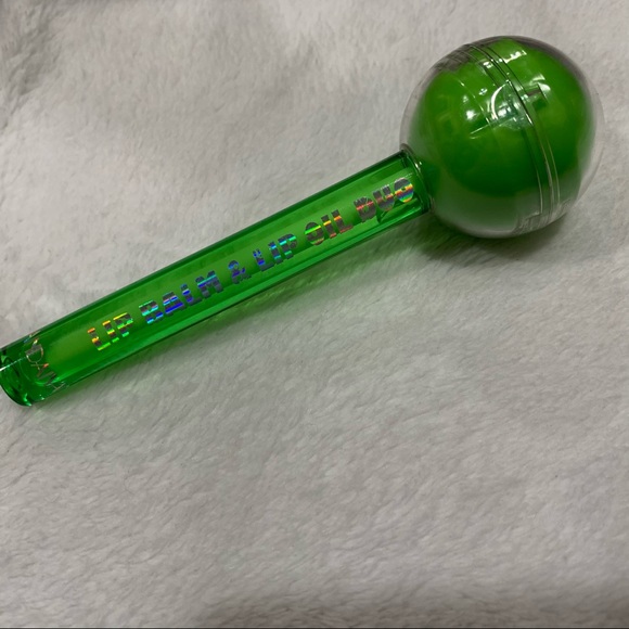 Purple 2 in 1 Lollipop Lip Balm and Lip Gloss Oil Temperature Color Changing NIB - Picture 9 of 11